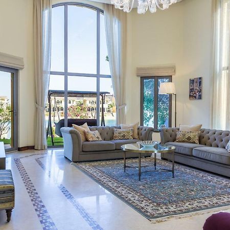 Chic 4Br Villa With Assistant Room And Private Pool On Palm Jumeirah By Deluxe Holiday Homes Dubaj Kültér fotó