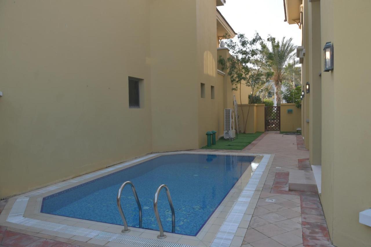Chic 4Br Villa With Assistant Room And Private Pool On Palm Jumeirah By Deluxe Holiday Homes Dubaj Kültér fotó