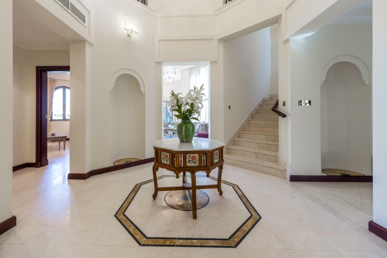 Chic 4Br Villa With Assistant Room And Private Pool On Palm Jumeirah By Deluxe Holiday Homes Dubaj Kültér fotó
