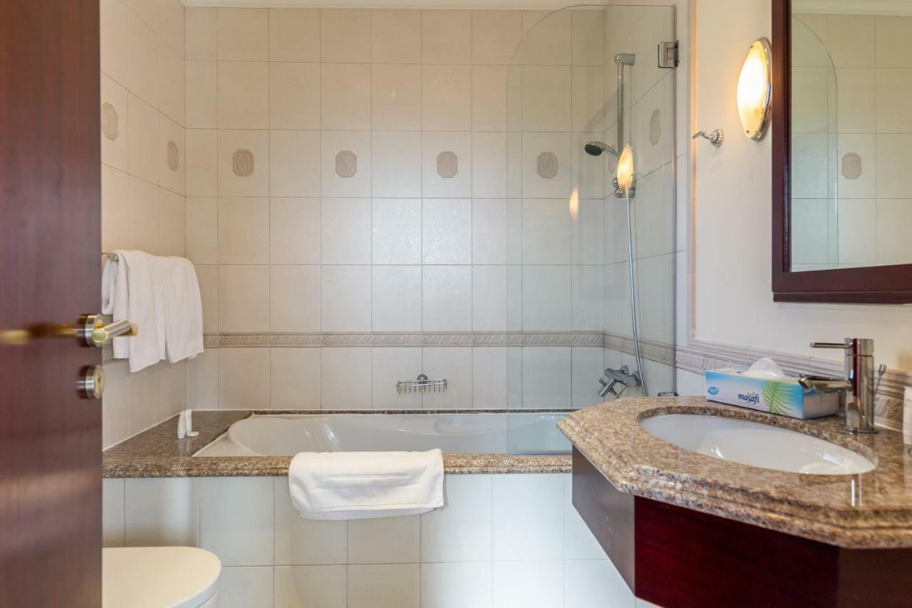 Chic 4Br Villa With Assistant Room And Private Pool On Palm Jumeirah By Deluxe Holiday Homes Dubaj Kültér fotó