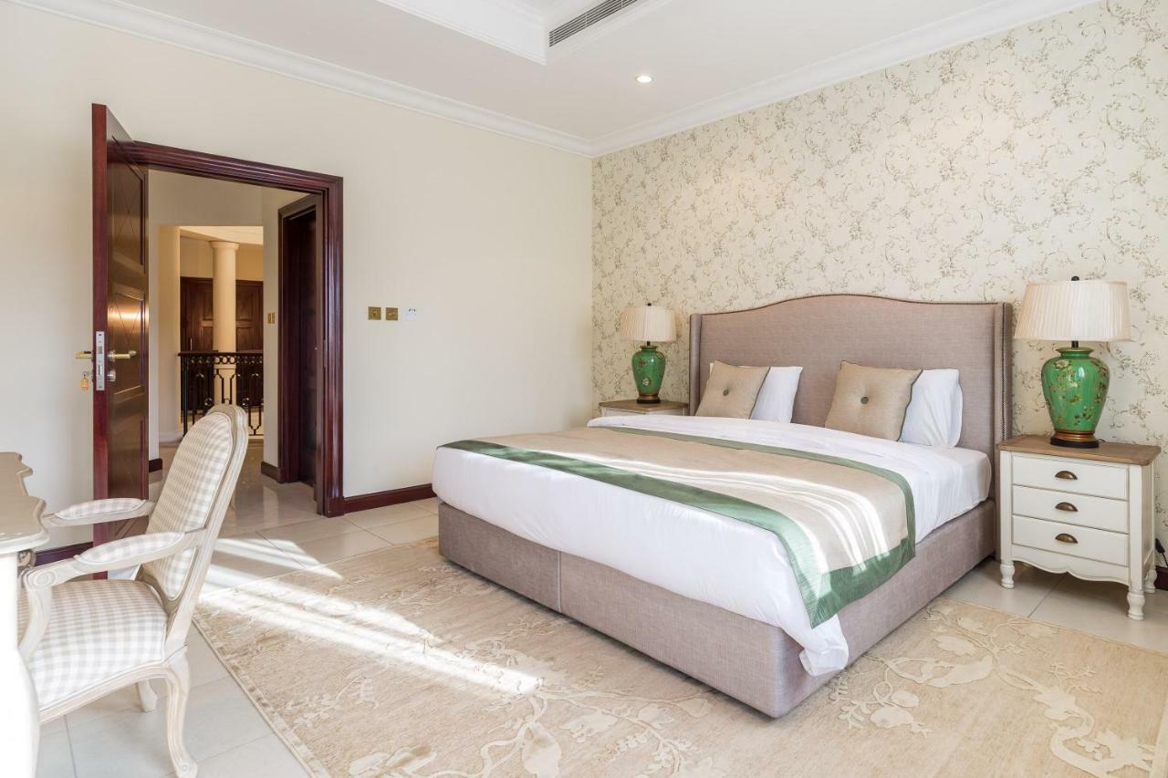 Chic 4Br Villa With Assistant Room And Private Pool On Palm Jumeirah By Deluxe Holiday Homes Dubaj Kültér fotó