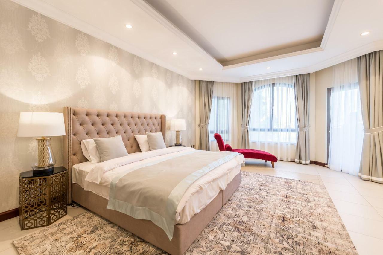 Chic 4Br Villa With Assistant Room And Private Pool On Palm Jumeirah By Deluxe Holiday Homes Dubaj Kültér fotó