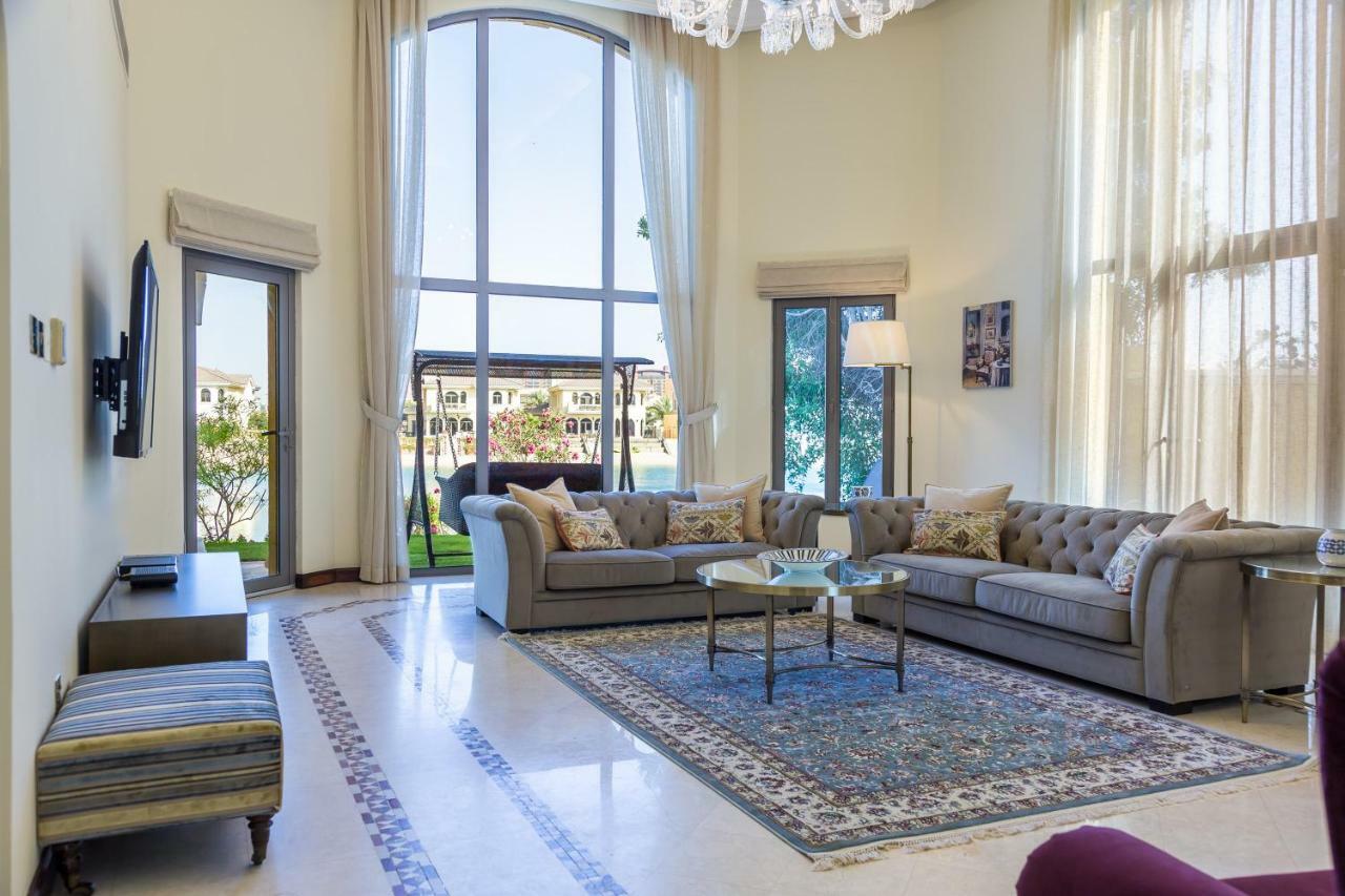 Chic 4Br Villa With Assistant Room And Private Pool On Palm Jumeirah By Deluxe Holiday Homes Dubaj Kültér fotó